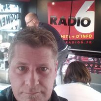 CHRISS avec l equipe de radio 6